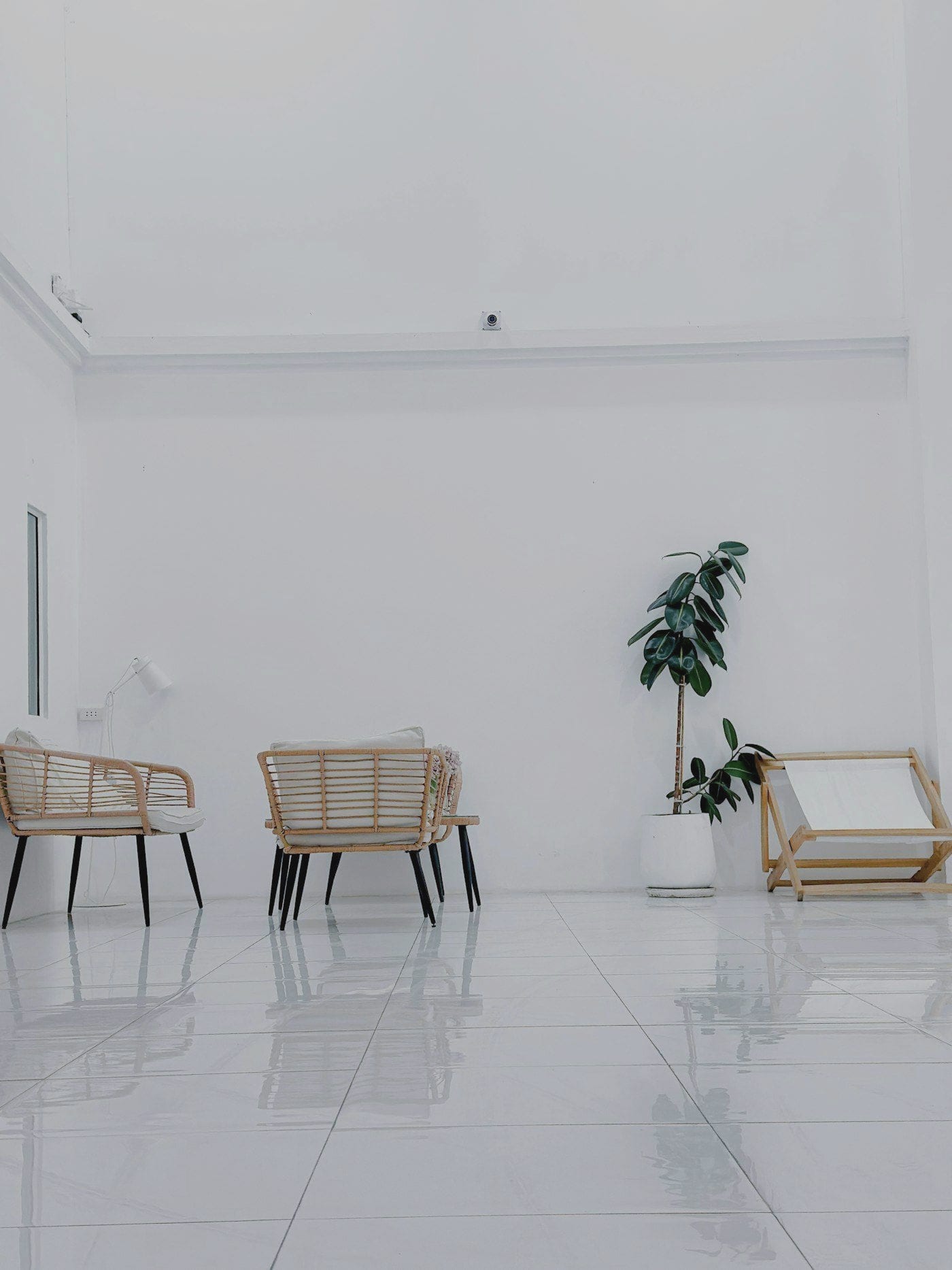 The clinic's waiting area in daylight, plain and unbranded
